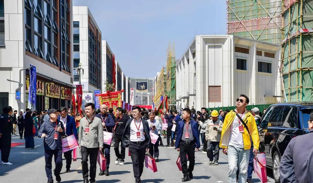 汕頭國際紡織城中國針織面料市場（北區(qū)）今日迎來“滿鋪開業(yè)”。
